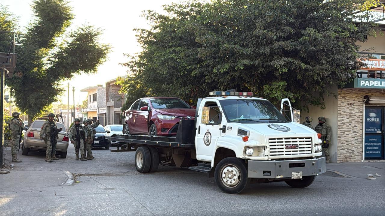 $!Ataque armado deja dos vehículos dañados y una unidad robada en Laureles Pinos, en Culiacán