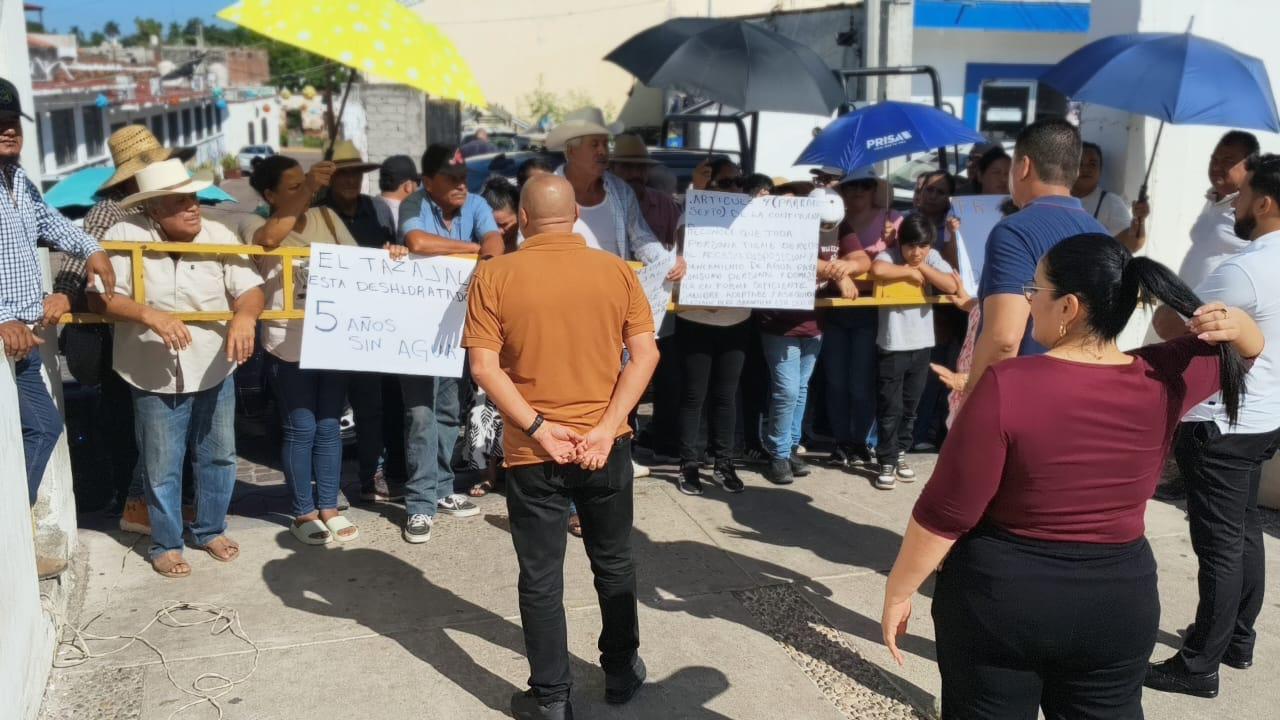 $!Al grito de ‘¡Queremos agua!’, vecinos de Cajón Verde y El Tazajal protestan en el Ayuntamiento de Rosario