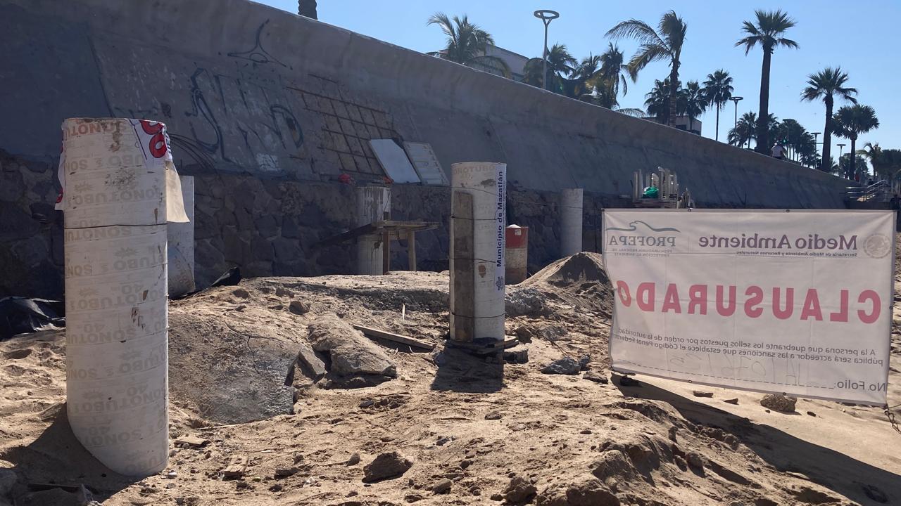 $!De manera oficial, Profepa anuncia clausura de obras irregulares en playa de Mazatlán