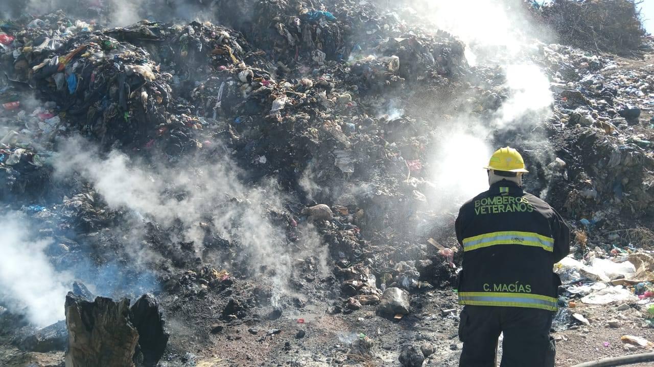 $!Bomberos combaten un nuevo incendio en el Basurón Municipal de Mazatlán