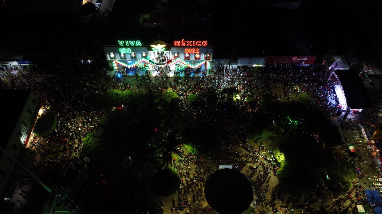 $!En Elota, la Alcaldesa Ana Karen Val grita por primera vez ¡Viva México!