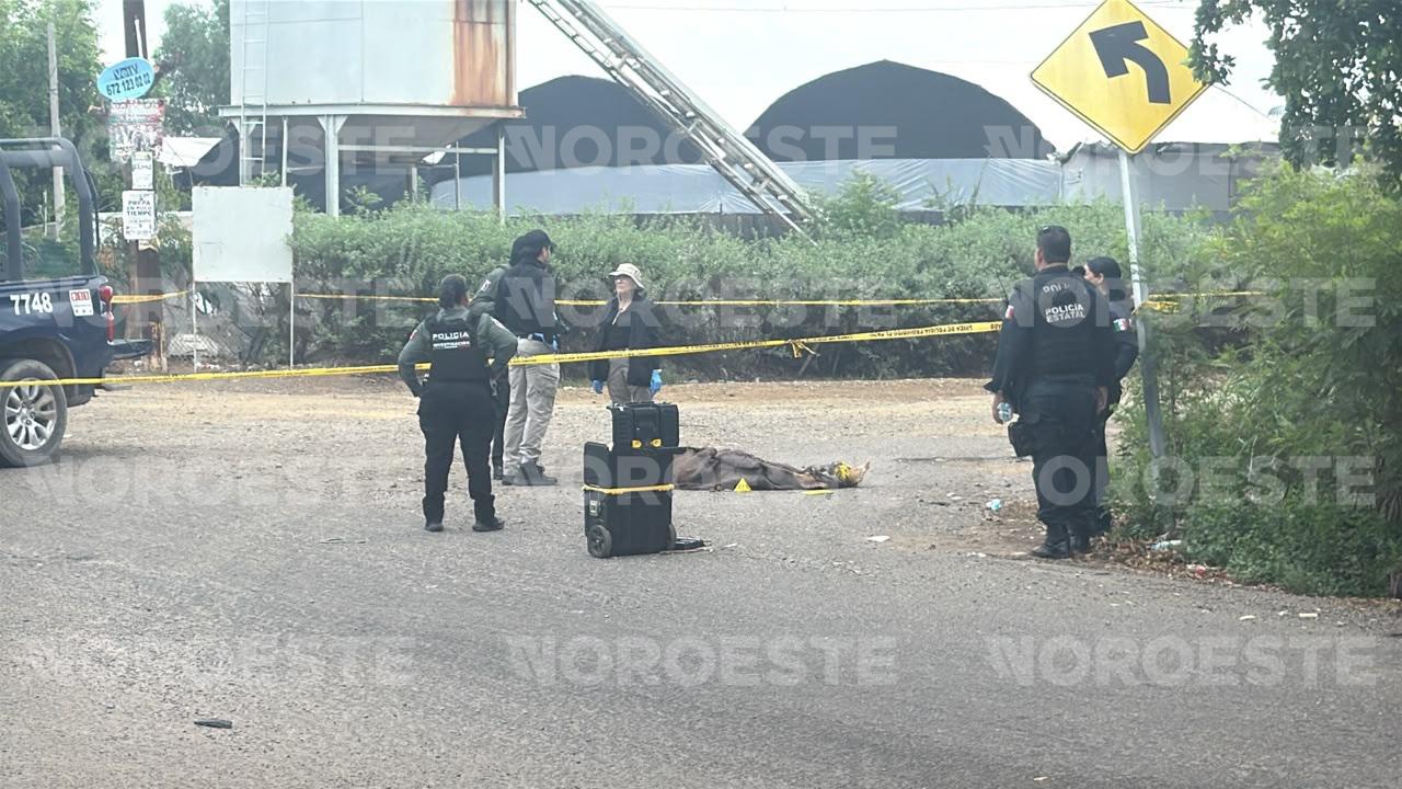 $!Hallan cuerpo sin vida de un hombre envuelto en una cobija en la carretera ‘La 20’, hacia Villa Juárez