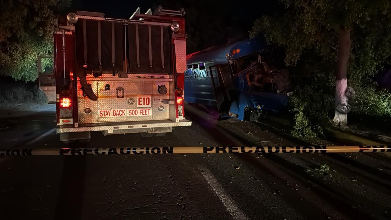 $!Choque entre camión de personal y auto deja dos muertos en Yebavito, Navolato
