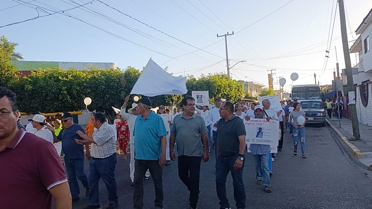 $!En Escuinapa, marchan por la paz y para pedir el regreso del constructor desaparecido