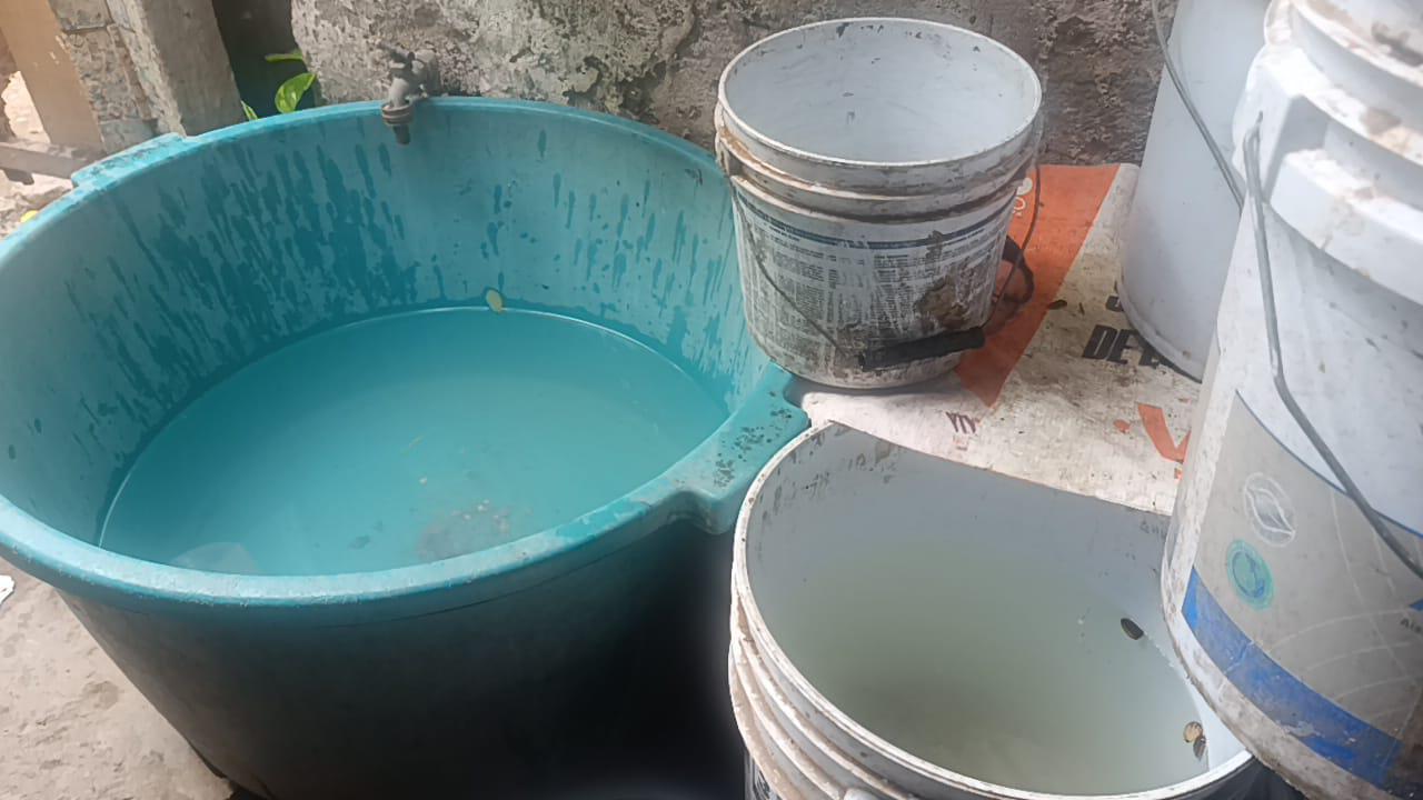 $!Vecinos de la colonia 13 de septiembre de Escuinapa optan por almacenar agua turbia