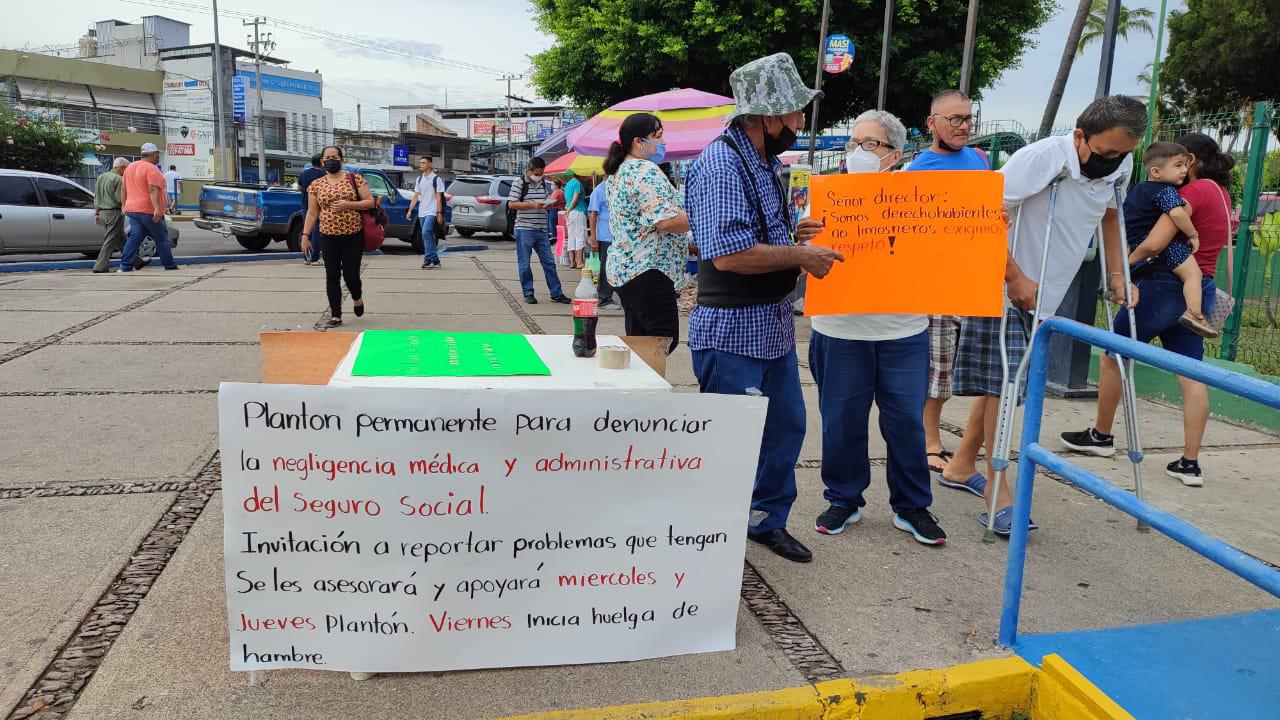 $!Se plantan en el IMSS de Mazatlán adultos mayores; exigen atención médica para pacientes con cáncer