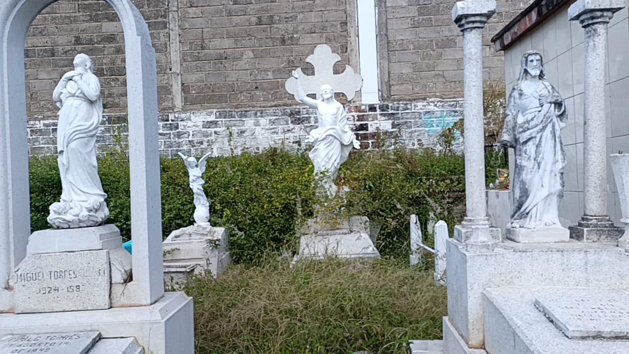 $!A unos días del Día de Muertos, el panteón municipal en Escuinapa se mantiene con maleza y basura