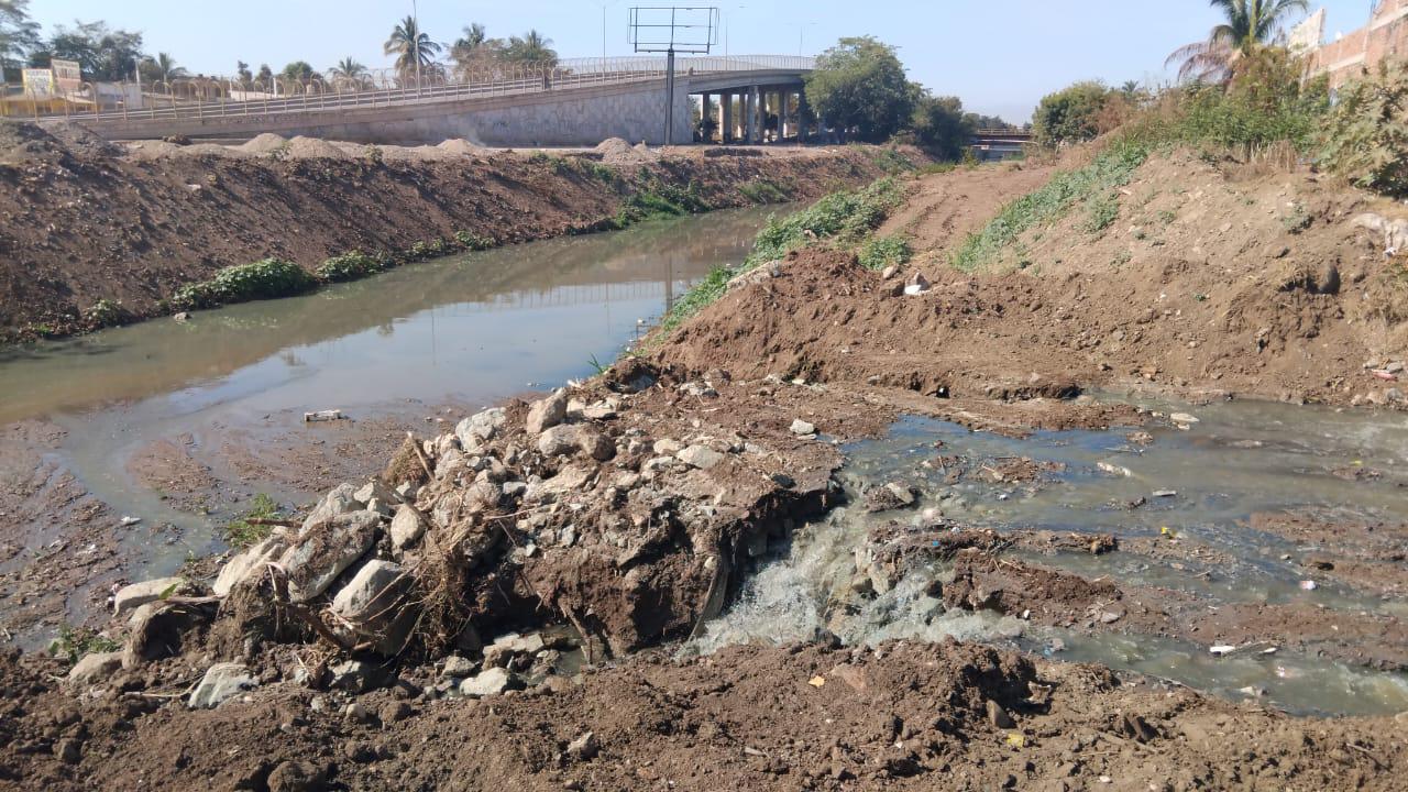 $!Sufren habitantes de la Burócrata, en Mazatlán, por una fuerte fuga de drenaje desde hace años