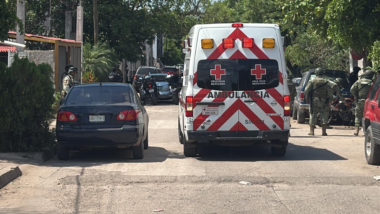 $!Balean a un hombre en la Lombardo Toledano, en Culiacán; militares lo trasladan a hospital