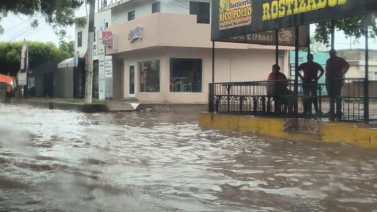 $!Tormenta matutina sorprende a Los Mochis; despliegan brigadas de emergencia por encharcamientos en vialidades