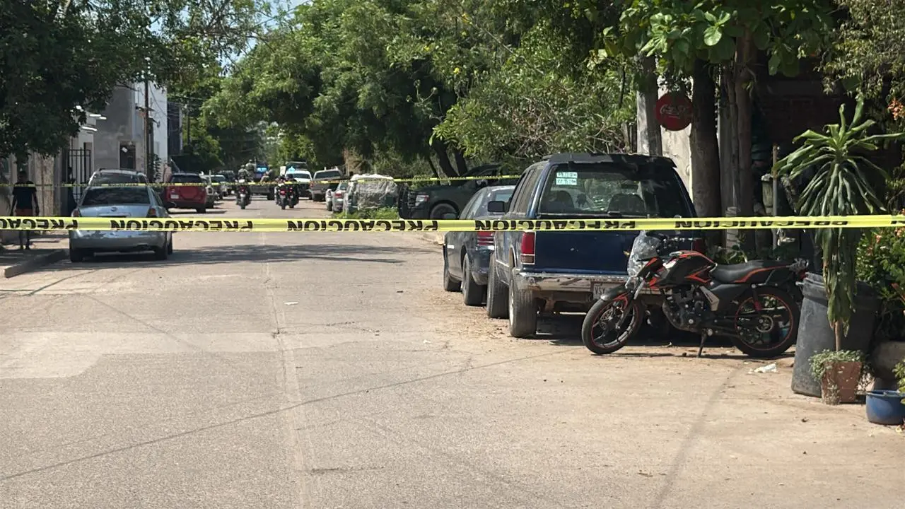 $!Balean a un hombre en la Lombardo Toledano, en Culiacán; militares lo trasladan a hospital