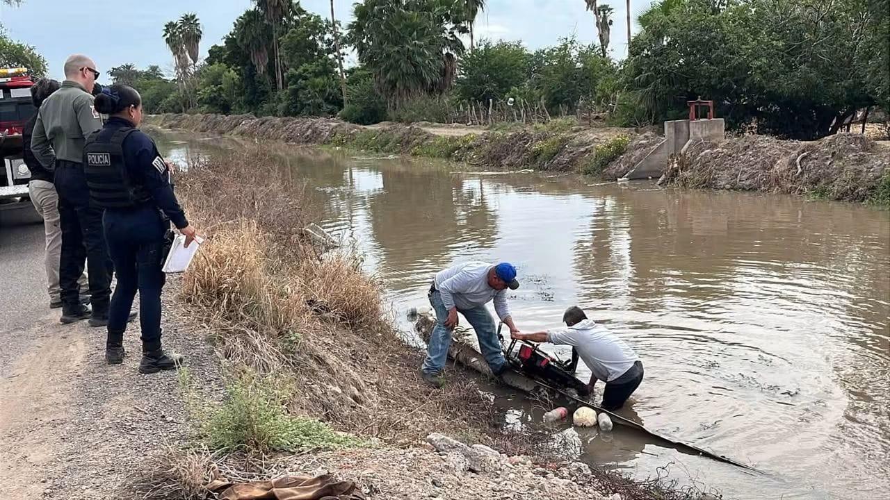 $!Orlando perdió la vida al derrapar en su motocicleta en una curva y cae a un canal de riego en Guasave