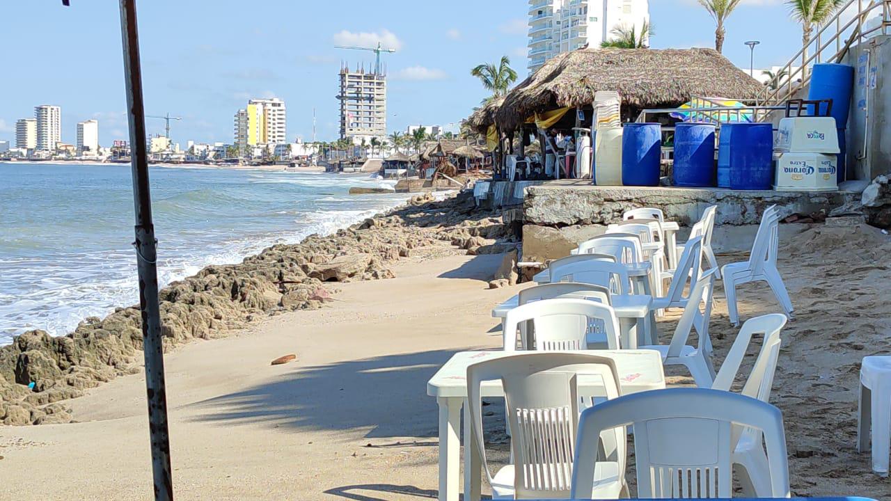 $!Calculan en cientos de miles de pesos los daños a restaurantes de playa por el fuerte oleaje en Mazatlán