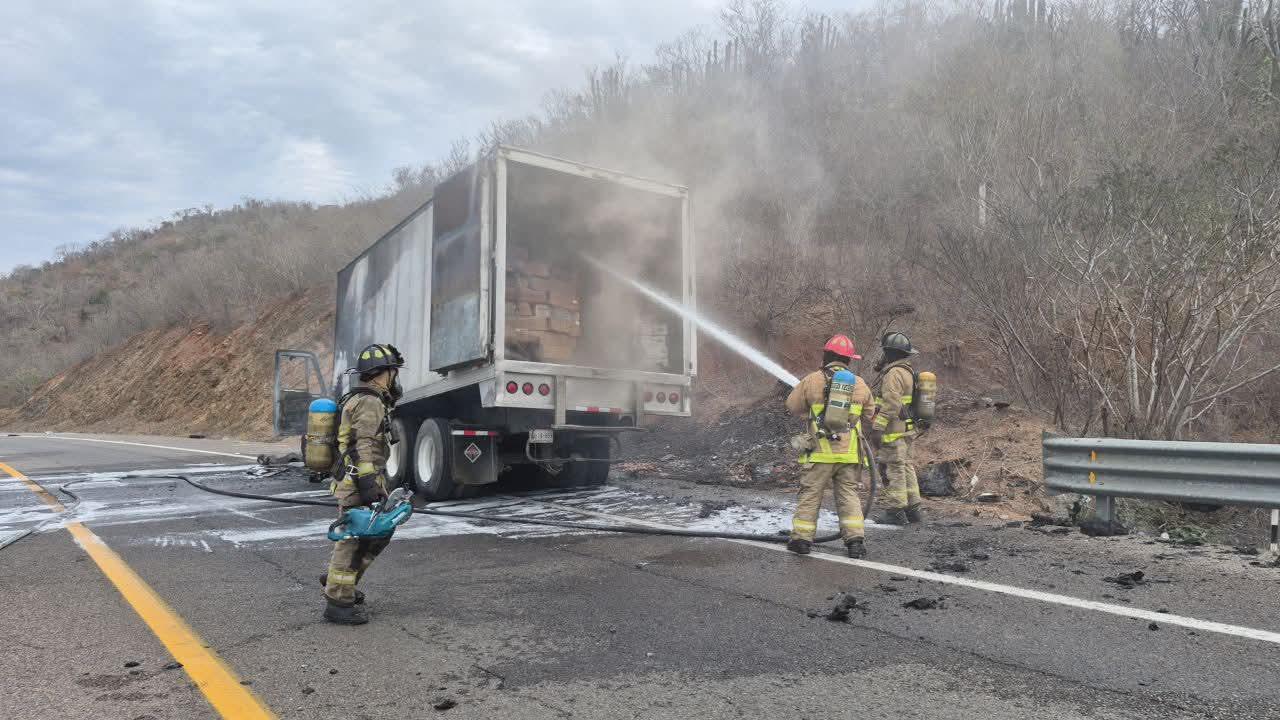 $!Camión de carga se incendia en el Ramal Múnich, en Mazatlán; conductor resulta ileso
