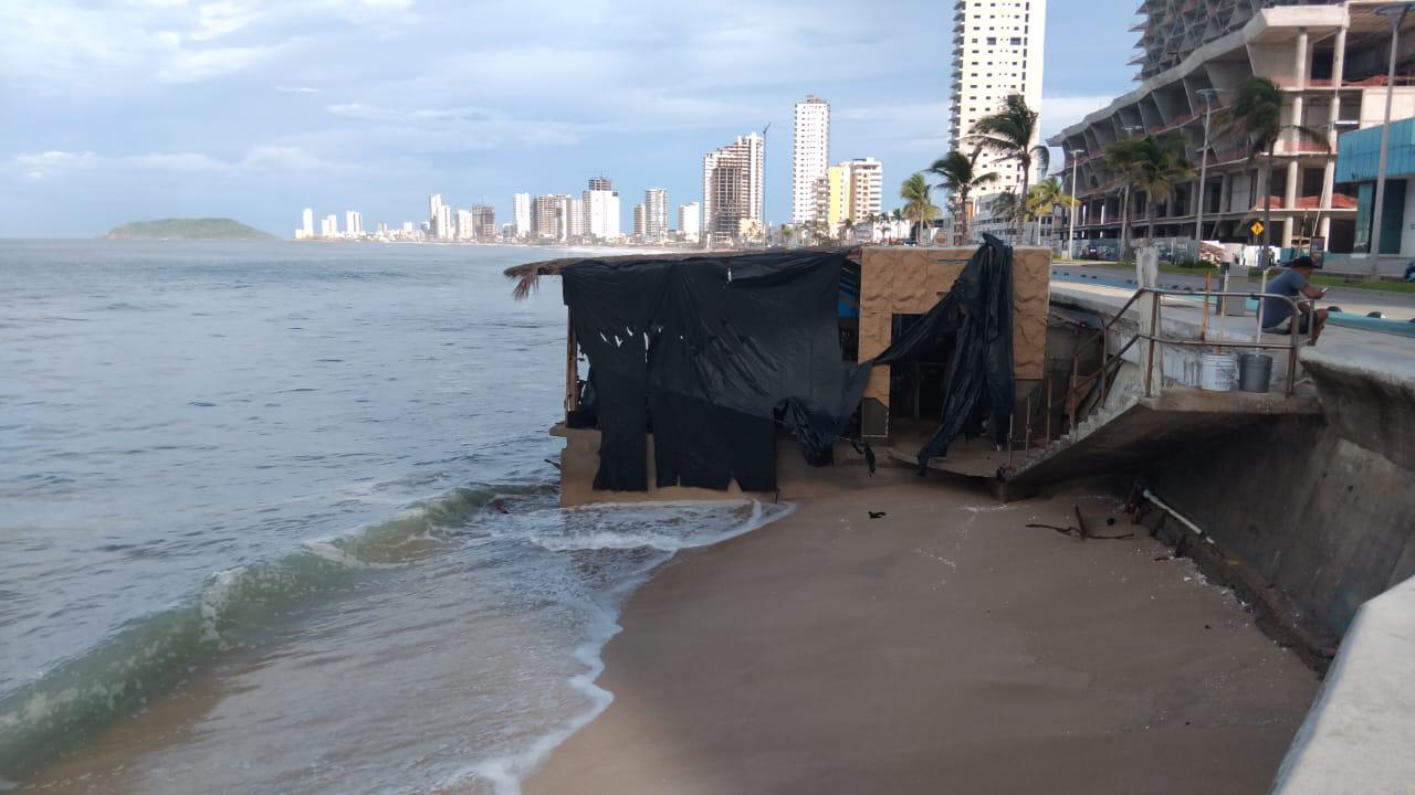 $!Golpea palapas y muro del malecón de Mazatlán fuerte oleaje generado por tormenta tropical Vance