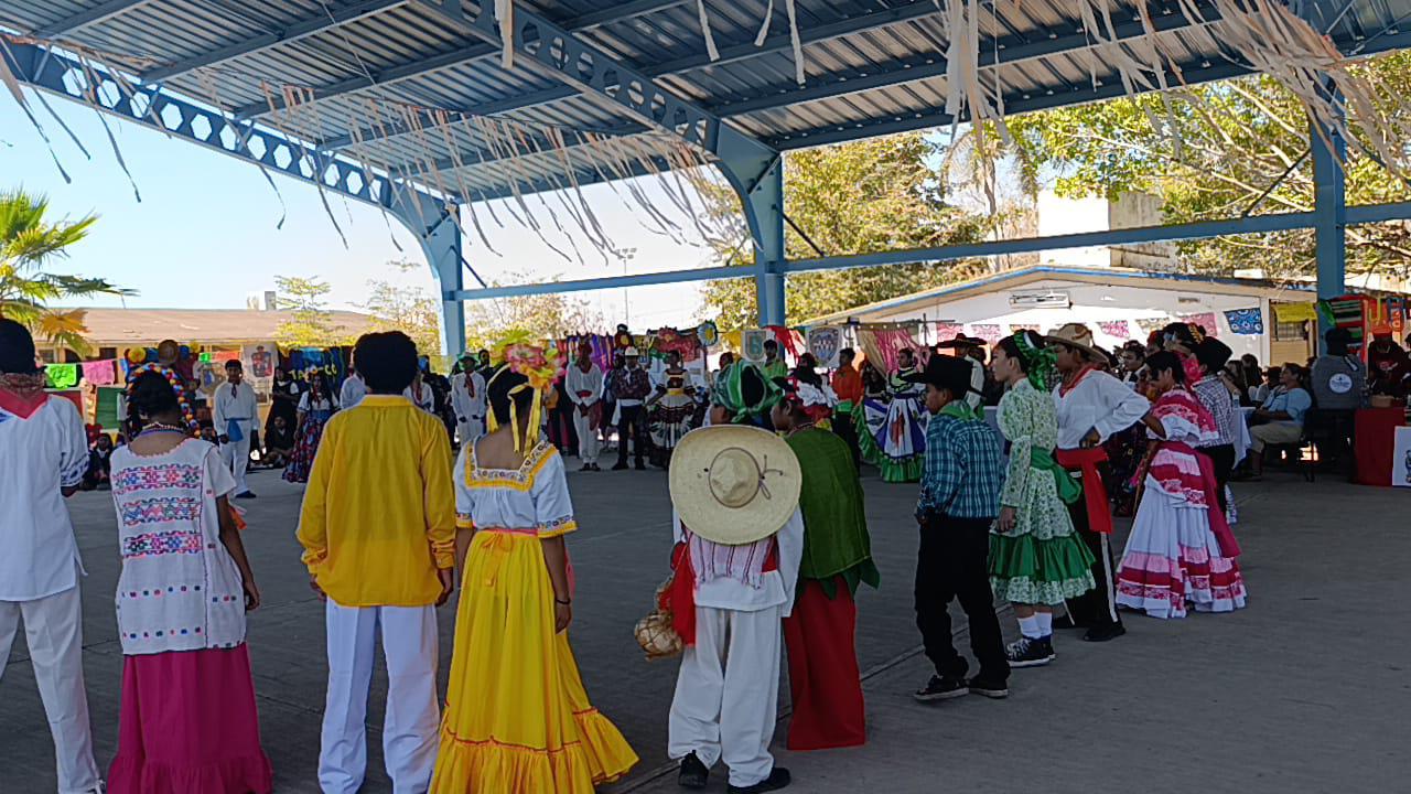 $!En Escuinapa, exponen alumnos de secundaria la diversidad cultural de México