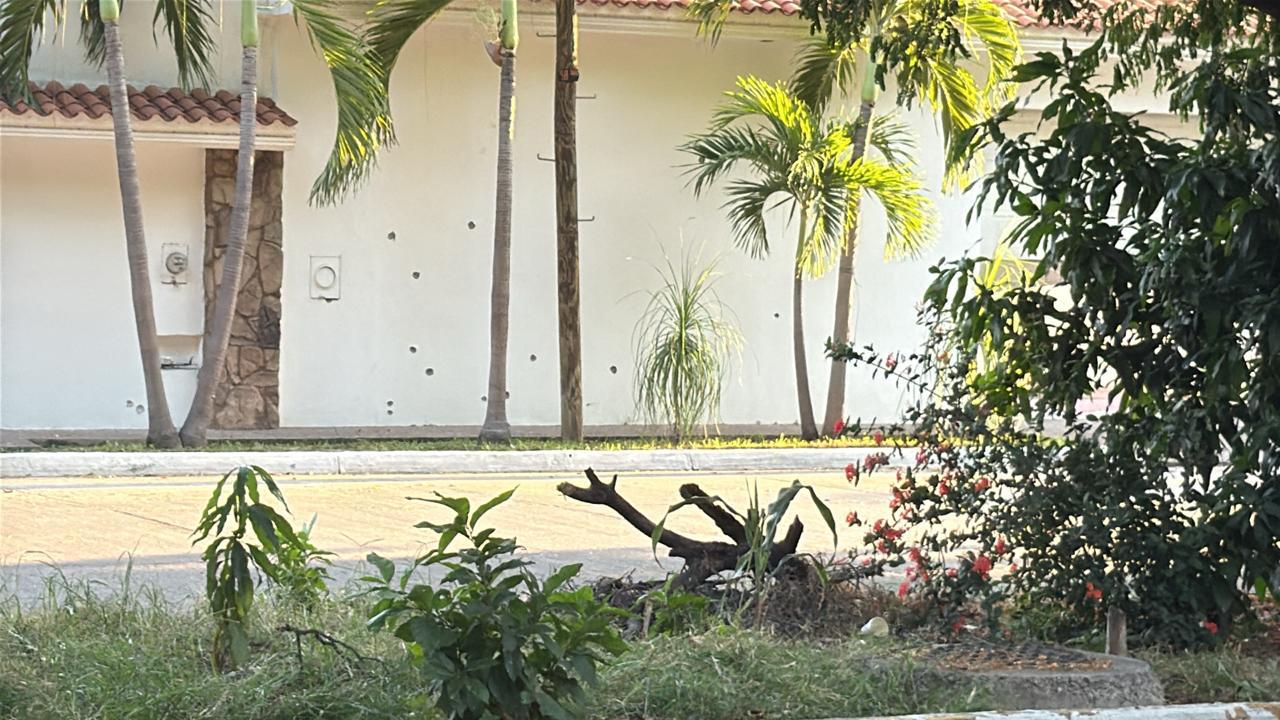 $!Balean y vandalizan un domicilio de la colonia Las Quintas, en Culiacán