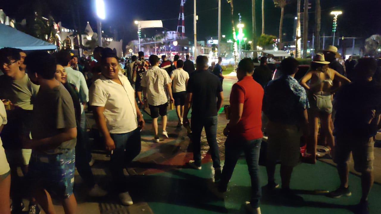 $!Mazatlán pasa su primera ‘noche santa’ muy movida, y sin cubrebocas en el malecón