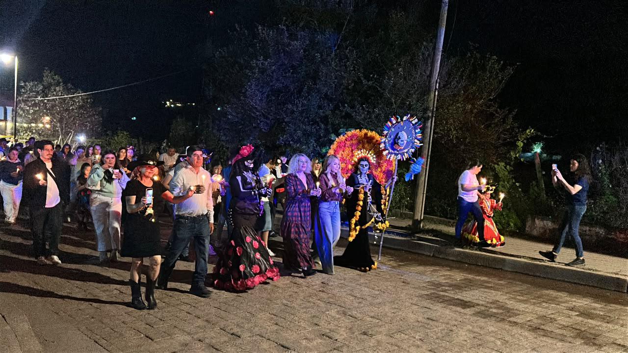$!Celebran callejoneada con velas encendidas para honrar a sus difuntos en Surutato