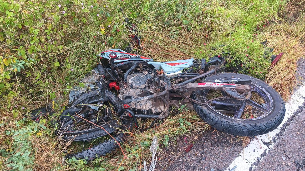 $!Muere motociclista al chocar contra vehículo en la carretera estatal al Caimanero, municipio de Rosario