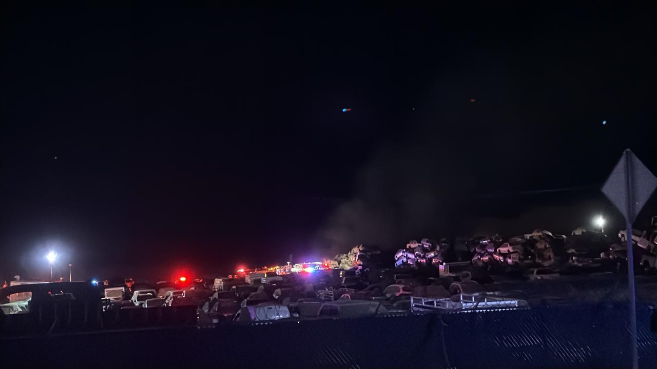 $!Incendio consume vehículos en pensión de la Fiscalía al norte de Culiacán