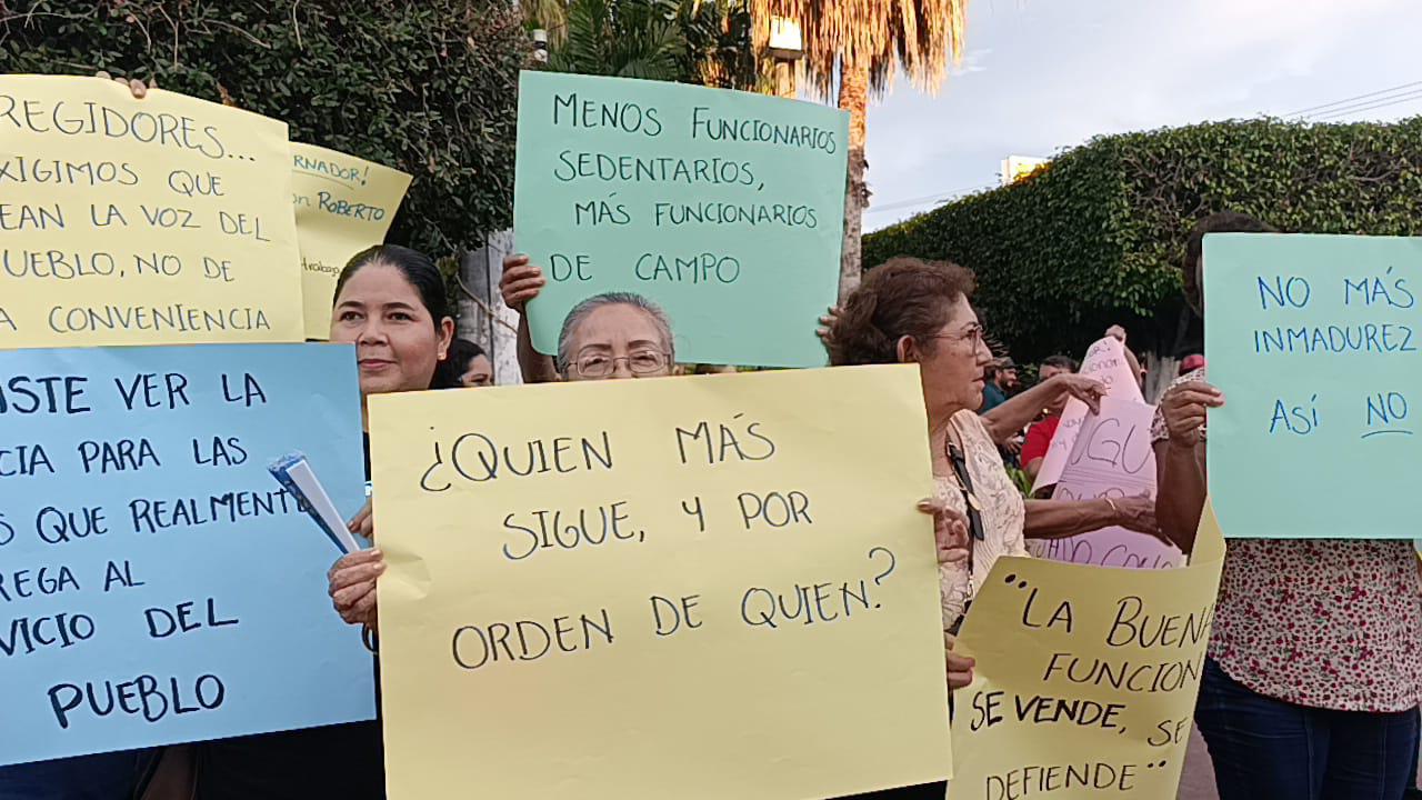 $!Vecinos de Escuinapa exigen explicaciones por destitución de gerente de Jumapae