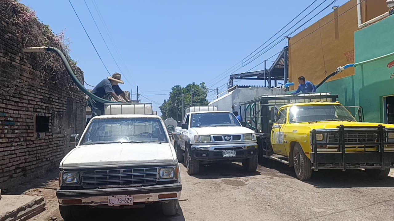 $!Ante el desabasto de agua en Escuinapa, por corte de la luz, vendedores en pipas no se dan abasto