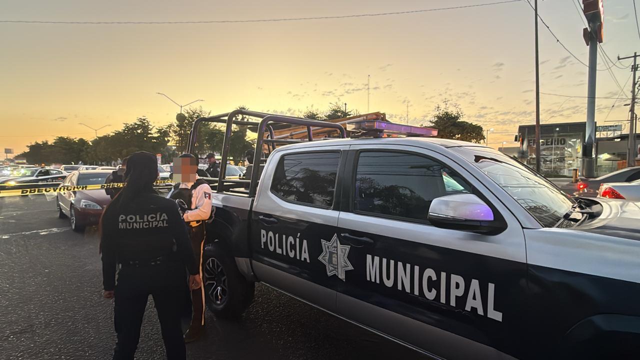 $!Balean a un policía municipal de Culiacán a bordo de su vehículo por el bulevar Pedro Infante