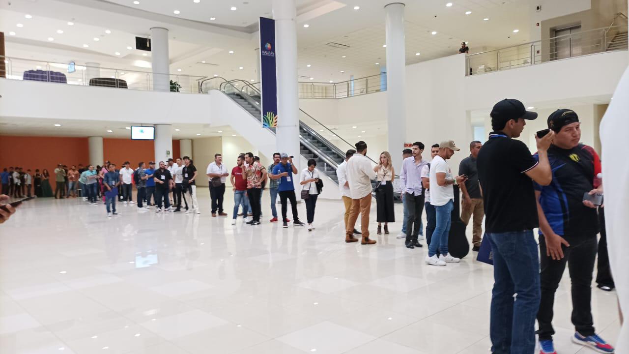 $!Desfilan compositores por la alfombra roja en la Máster Class en Mazatlán