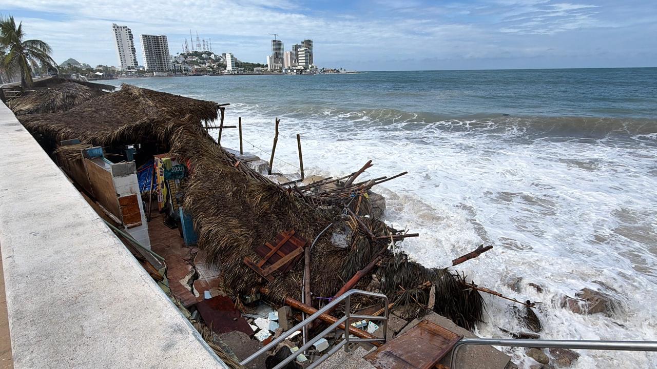 $!Entre daños y rescate de embarcación, persiste fuerte oleaje en Mazatlán