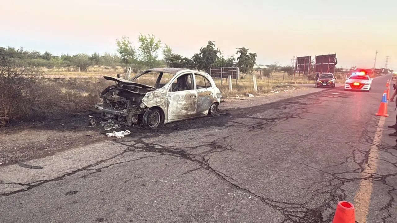 $!Se incendia automóvil en la Culiacán-Navolato; conductor resulta ileso