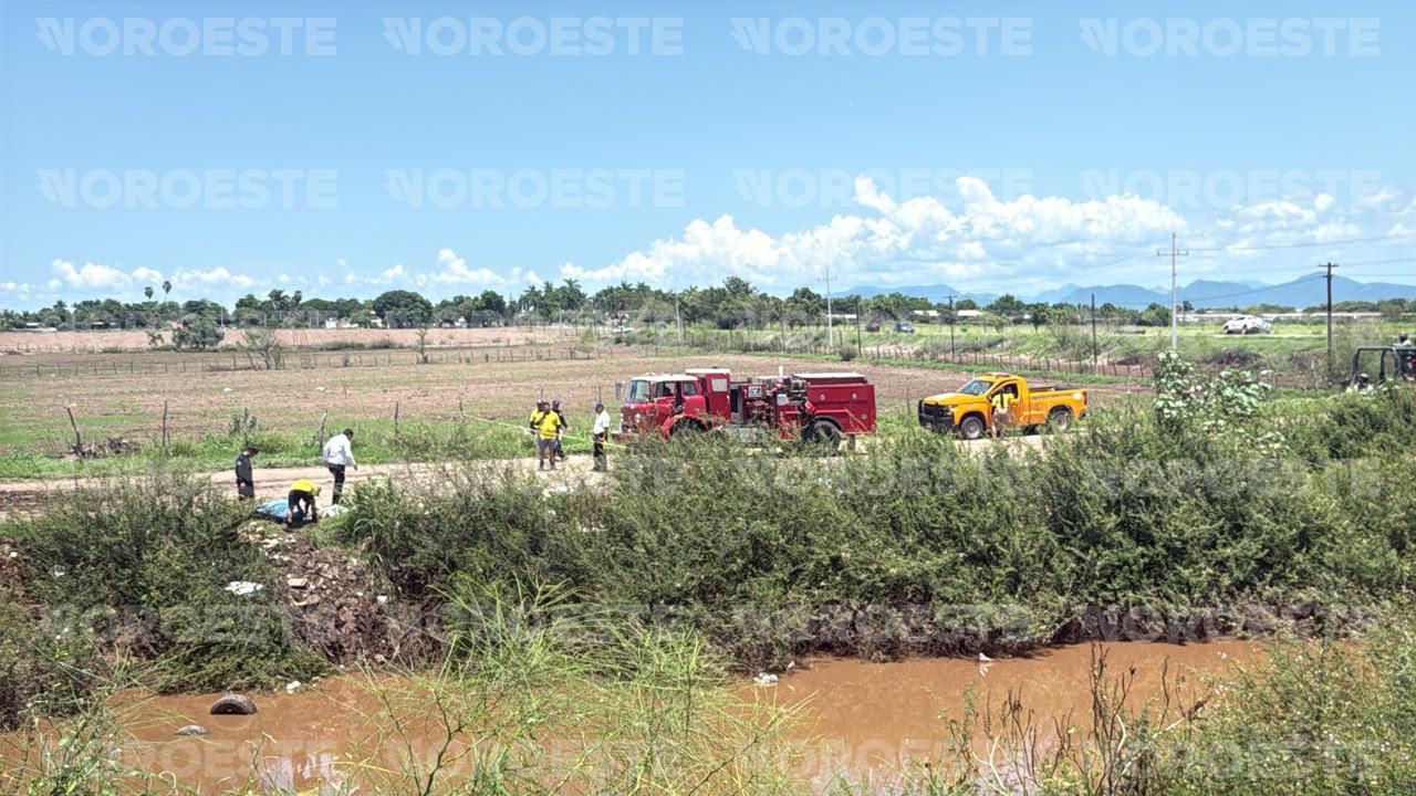 $!Muere hombre tras caer con su camioneta a un dren en La Palma, Navolato