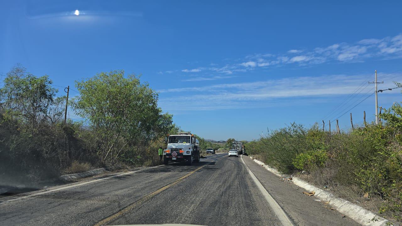 $!Realizan trabajos de reencarpetado de la carretera México 15, a la altura de Rosario