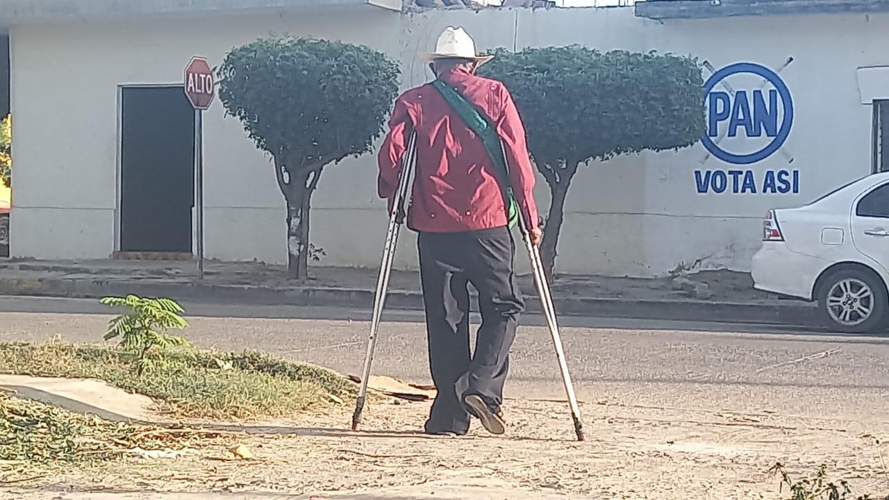 $!En Escuinapa, a don José una mujer que le ofrece un ‘raite’ a la central le roba 45 mil pesos, denuncia el adulto mayor