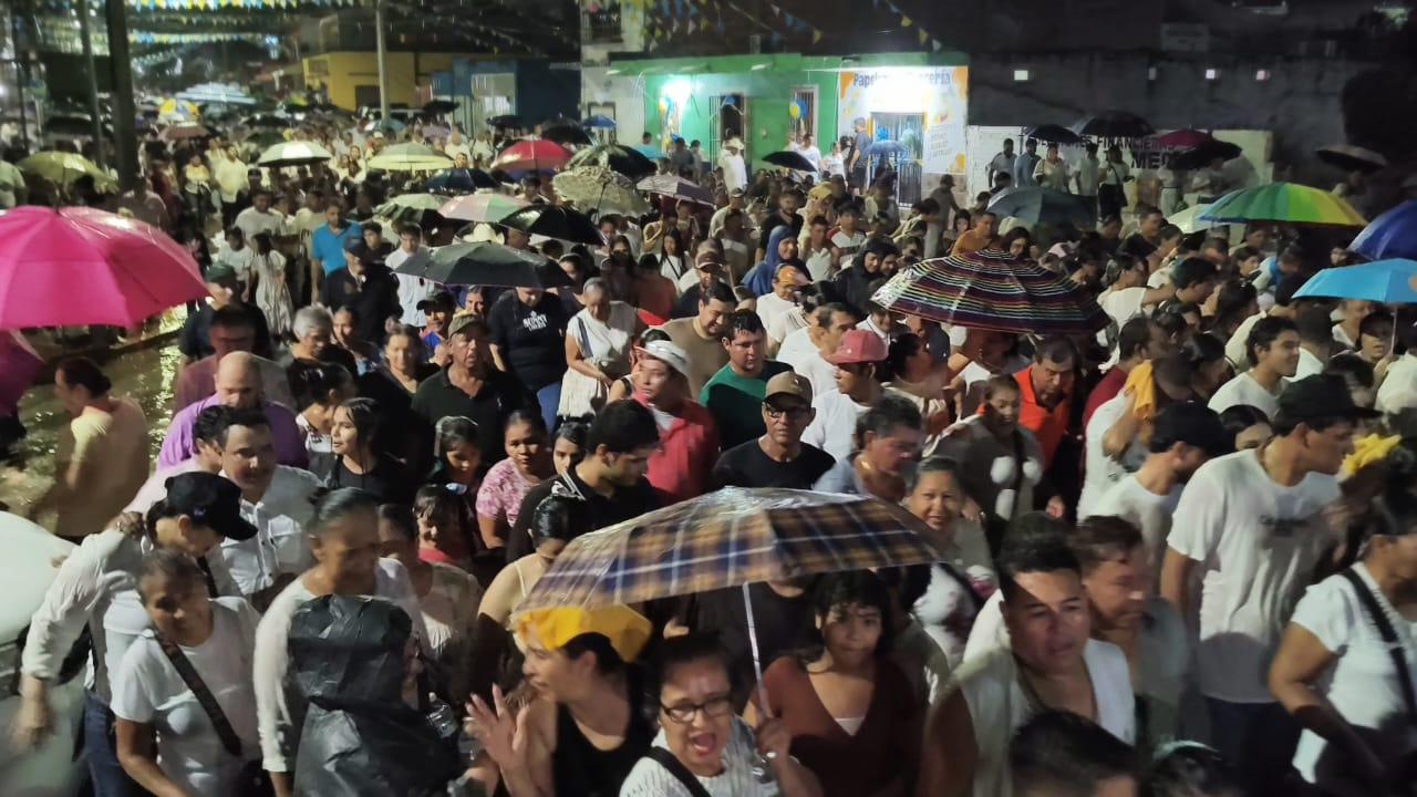 $!‘¡Viva la Virgen del Rosario!: feligreses celebran su fe pese a las lluvias