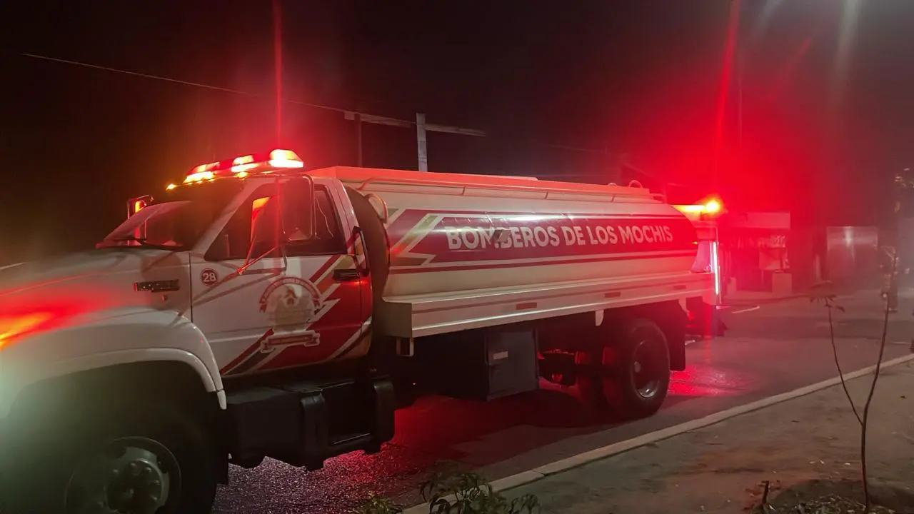 $!Fuego consume taquería en la carretera Mochis-Choix