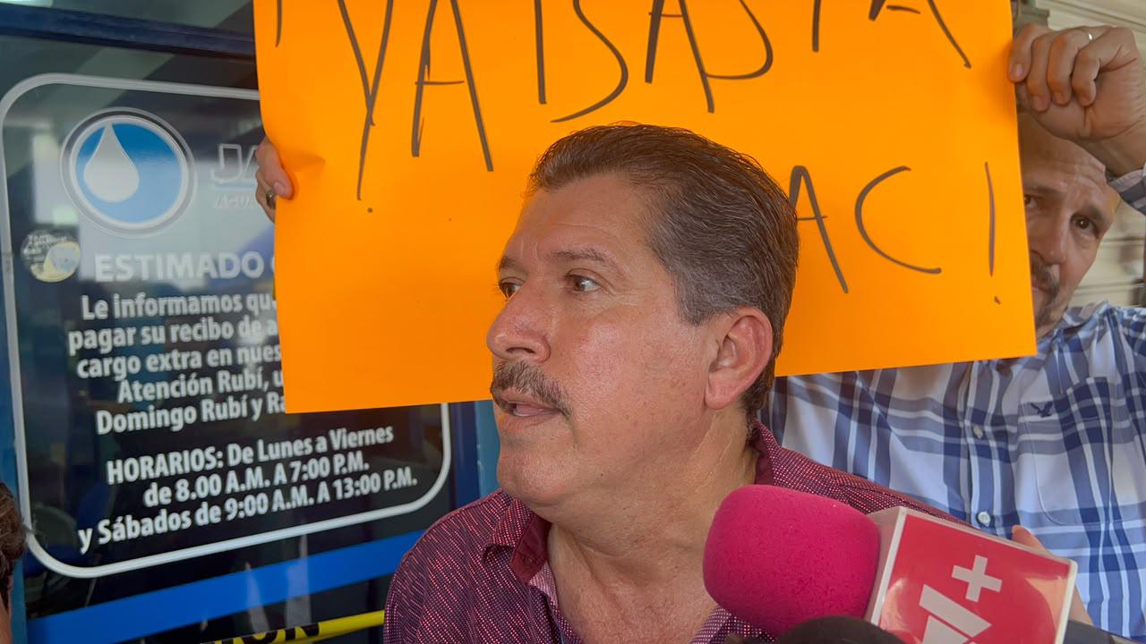 $!Comerciantes protestan en la Japac por falta de agua; denuncian hasta cuatro días sin servicio