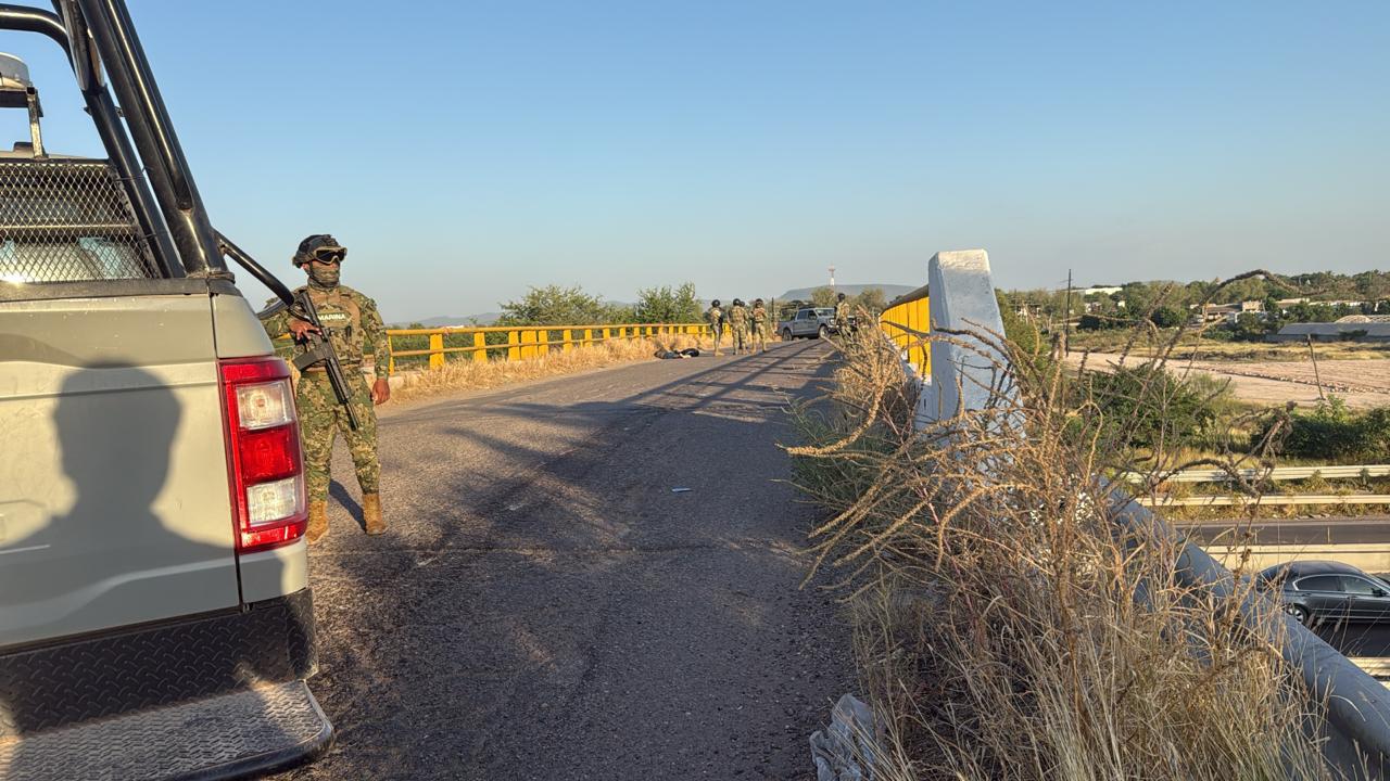 $!Arrojan y asesinan a dos hombres sobre el puente del Piggy Back, en Culiacán