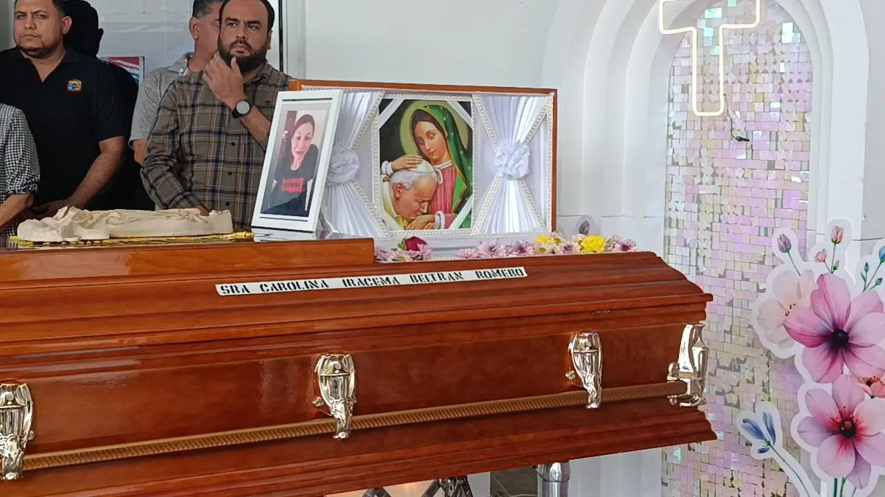 $!‘No lo merecía’: Entre lágrimas y un profundo dolor, Escuinapa da el último adiós a Carolina Beltrán