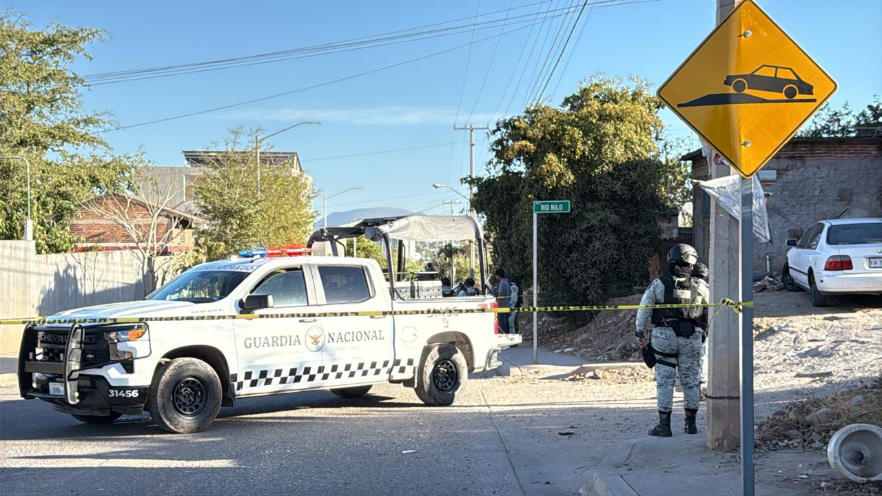 $!Asesinan a un joven dentro de camioneta en la colonia Loma de Tamazula, en Culiacán; otros dos hombres resultan heridos