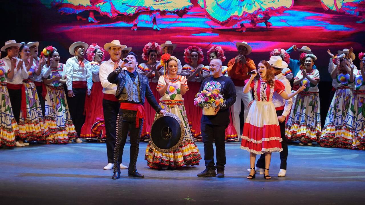 $!El maestro y director Carlos Javier Arcadia entre los cantantes Ángel Ávila y Lucero Pineda.