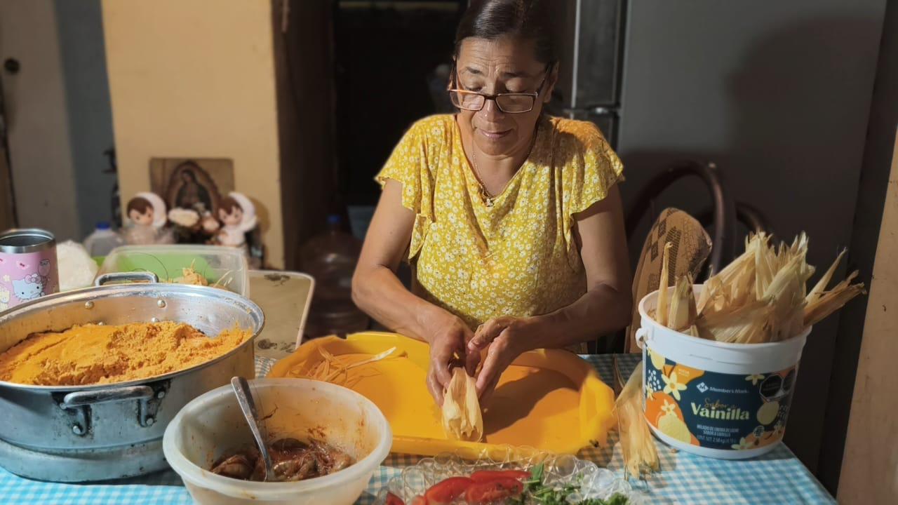 $!Desde hace 15 años, ‘Monse’ se ha dedicado en Rosario a la elaboración de tamales en la fiesta de San Juan