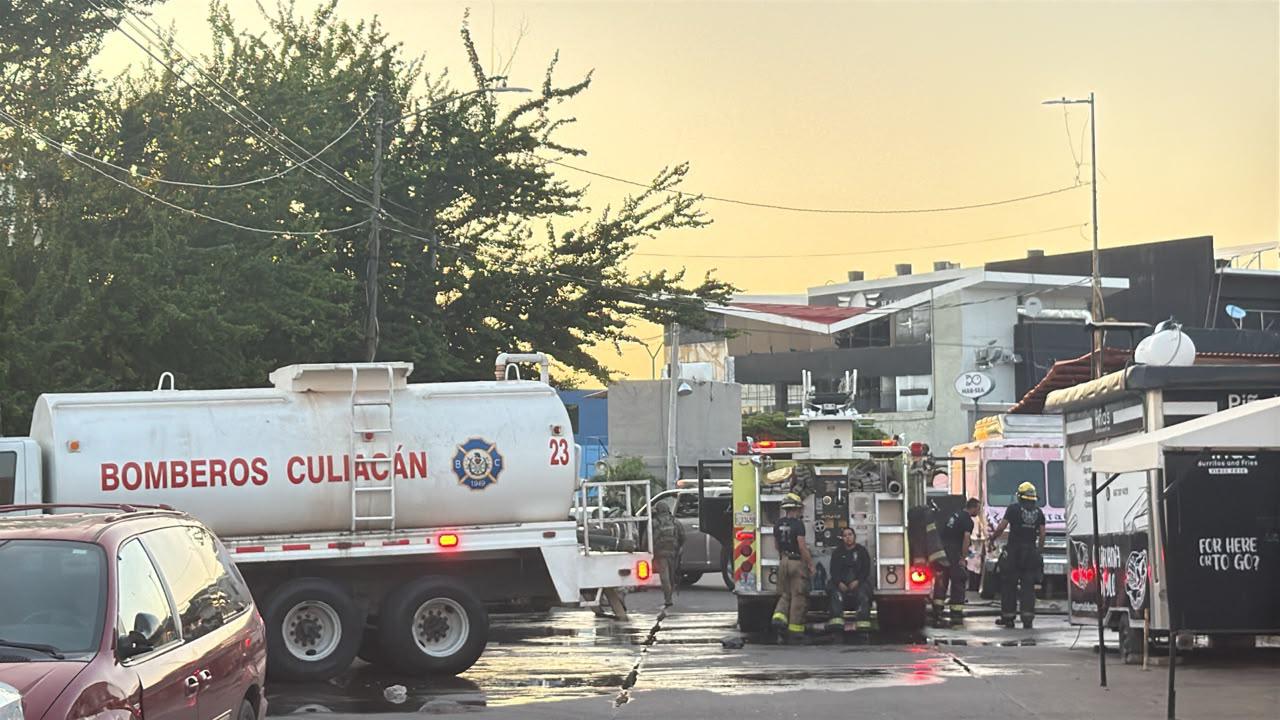 $!Rescatan a perro en incendio de casa abandonada en el sector Tres Ríos, en Culiacán