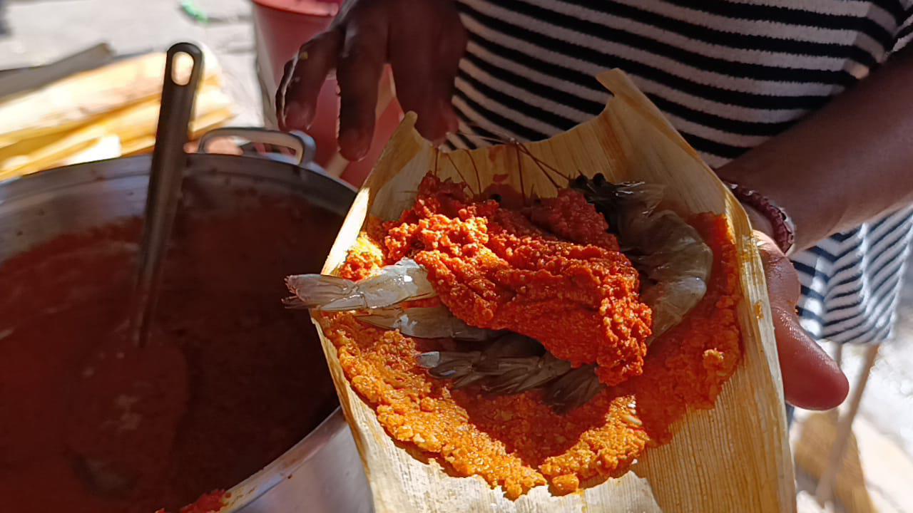 $!Por la promoción que le hizo una vecina, doña ‘Cuata’ cambió el campo por la elaboración de tamales