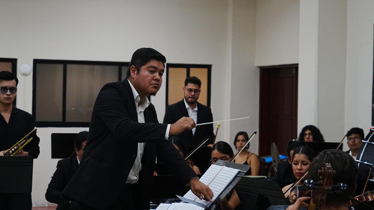 $!El maestro Juan Carlos Chavarría Reyes dirigió a los jóvenes músicos.