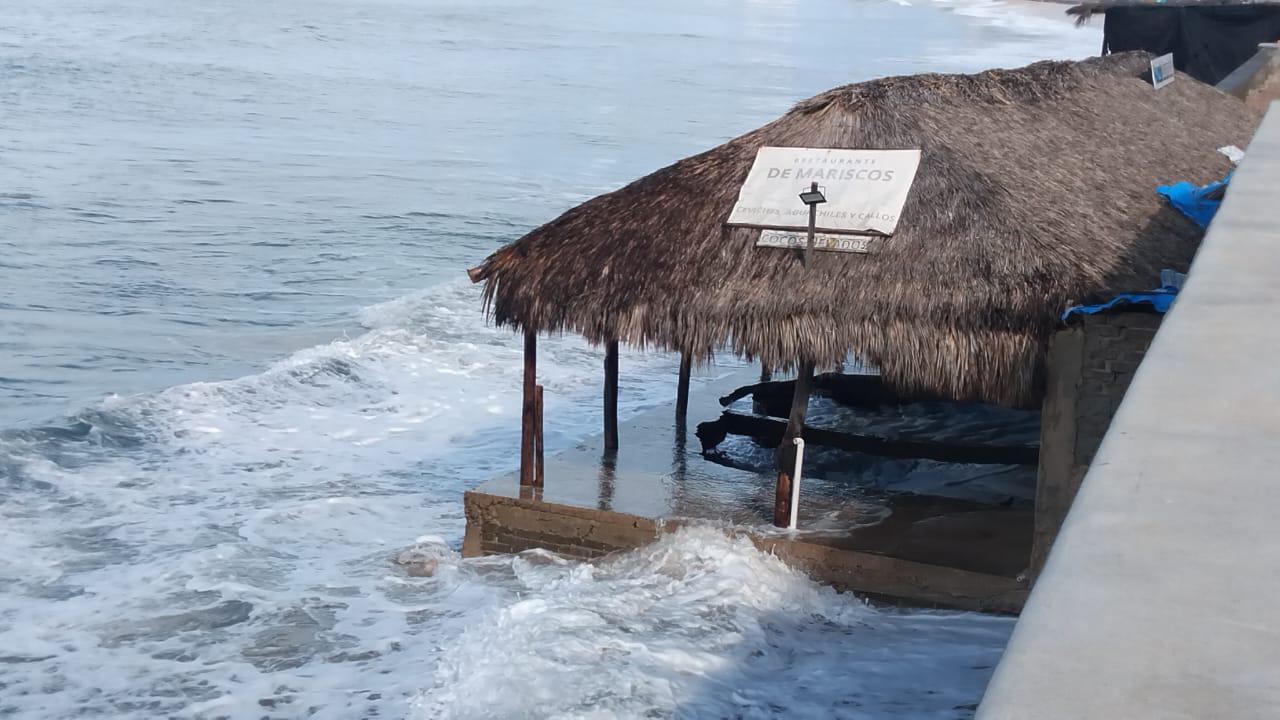 $!Golpea palapas y muro del malecón de Mazatlán fuerte oleaje generado por tormenta tropical Vance