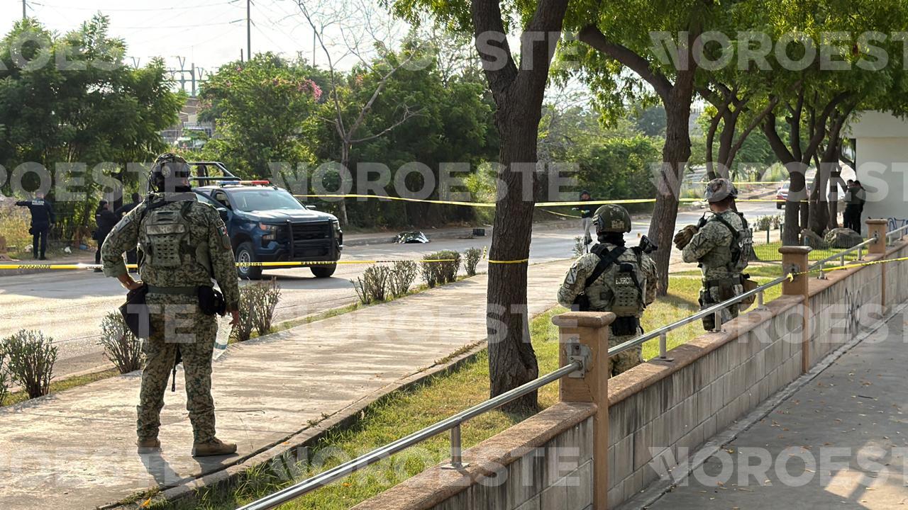 $!Tiran cuerpo de un hombre con huellas de violencia sobre el Libramiento II en Mazatlán