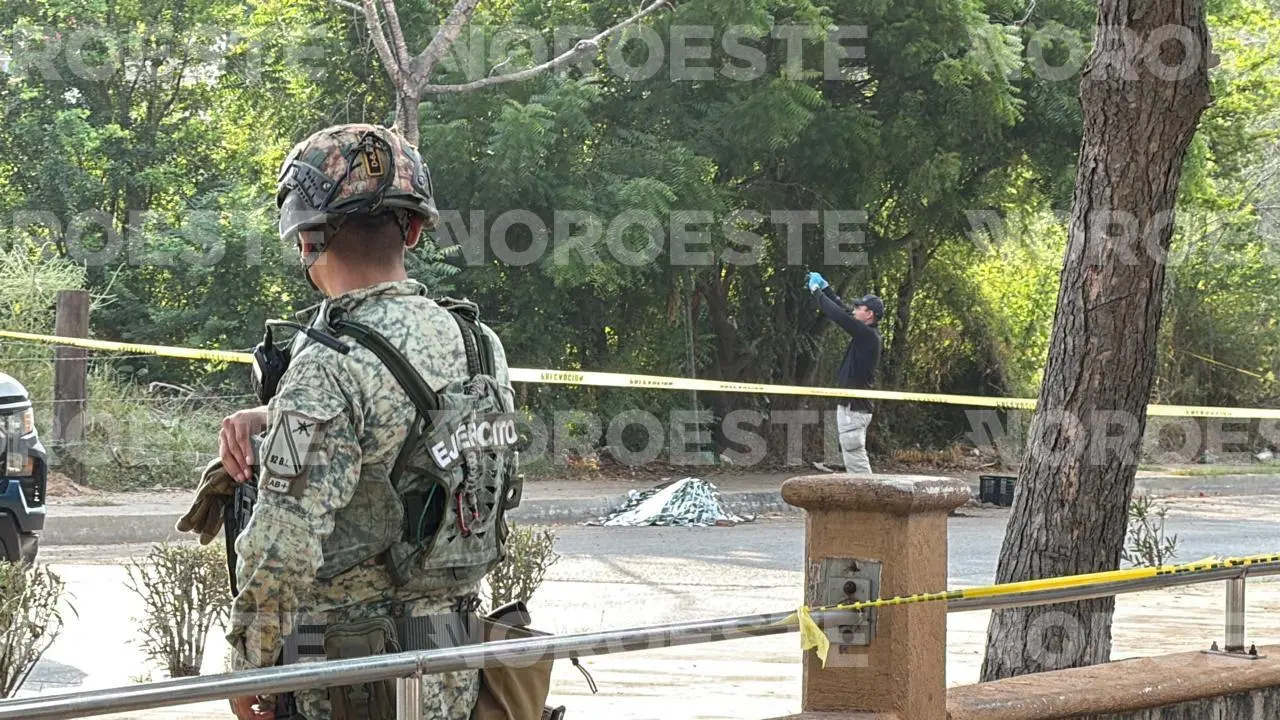 $!Tiran cuerpo de un hombre con huellas de violencia sobre el Libramiento II en Mazatlán