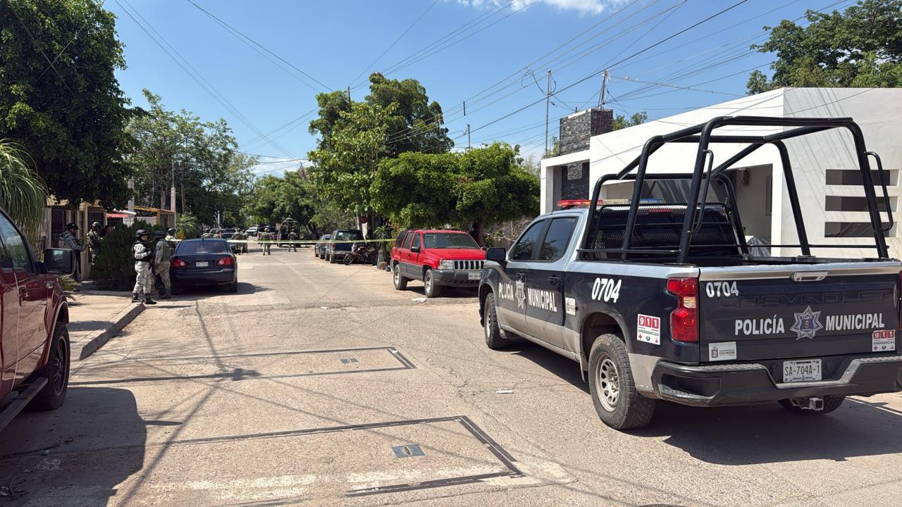 $!Balean a un hombre en la Lombardo Toledano, en Culiacán; militares lo trasladan a hospital