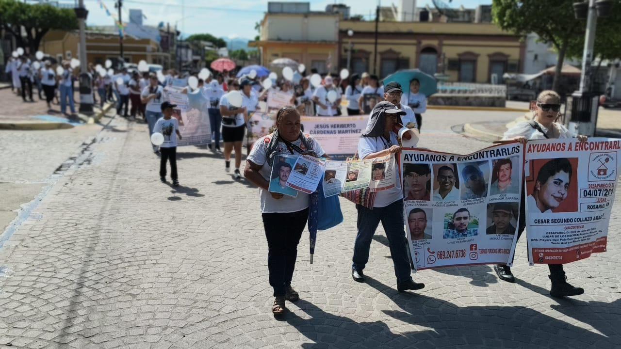 $!‘Quiero abrazarlo, no escarbar’: Marchan en Rosario por sus desaparecidos
